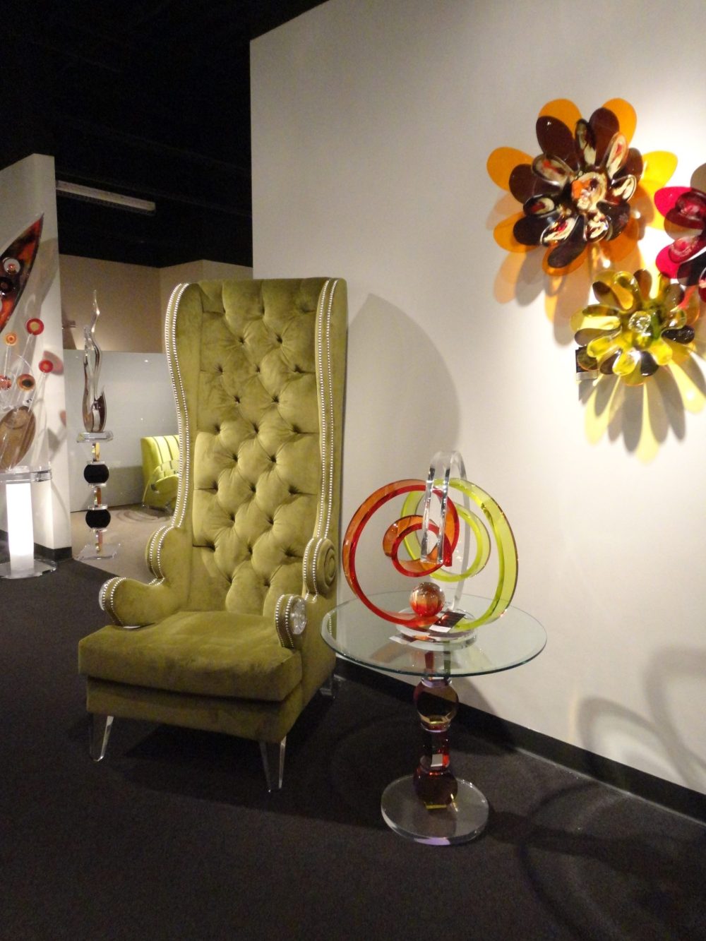 Grand Acryliwing Lounge Chair - Image 4