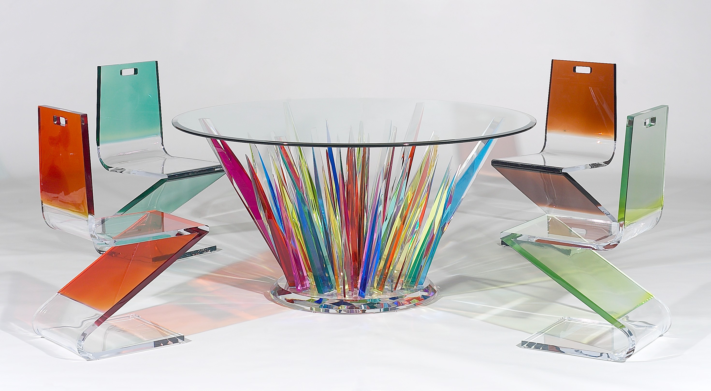 Цветные столы. Дизайнерские столы из стекла. Цветное прозрачное стекло. Стол из оргстекла. Журнальный столик из оргстекла.